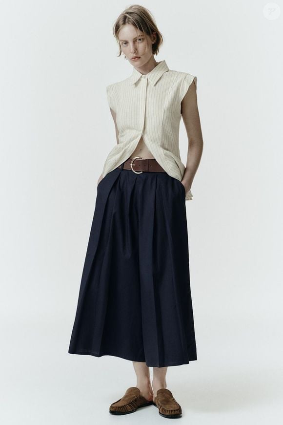 Outra opção super fashionista é a calça culotte, aquela de cintura alta e pernas amplas com comprimento cropped (estilo pantacourt). Por R$ 249,00, ela funciona muito bem com cinto e é perfeita para quem busca um visual formal, mas com uma dose de estilo e descontração sem perder a elegância profissional