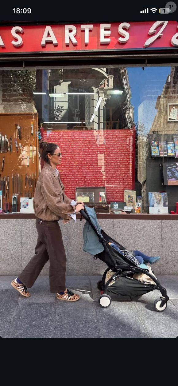 Laura Neiva chama atenção em passeio por Madrid ao usar Adidas Samba de oncinha durante viagem em família com Chay Suede