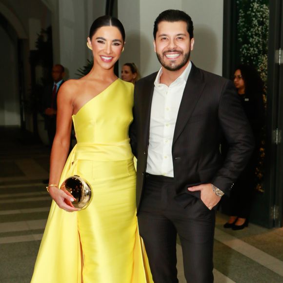 Casamento de Samara Pink: Gabriela Versiani deixou um ombro de fora e teve a companhia do namorado, Murilo Huff