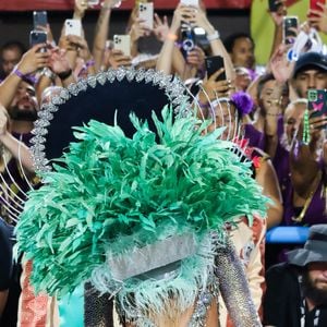 Bumbum de Paolla Oliveira roubou a cena em fotos do desfile da Grande Rio