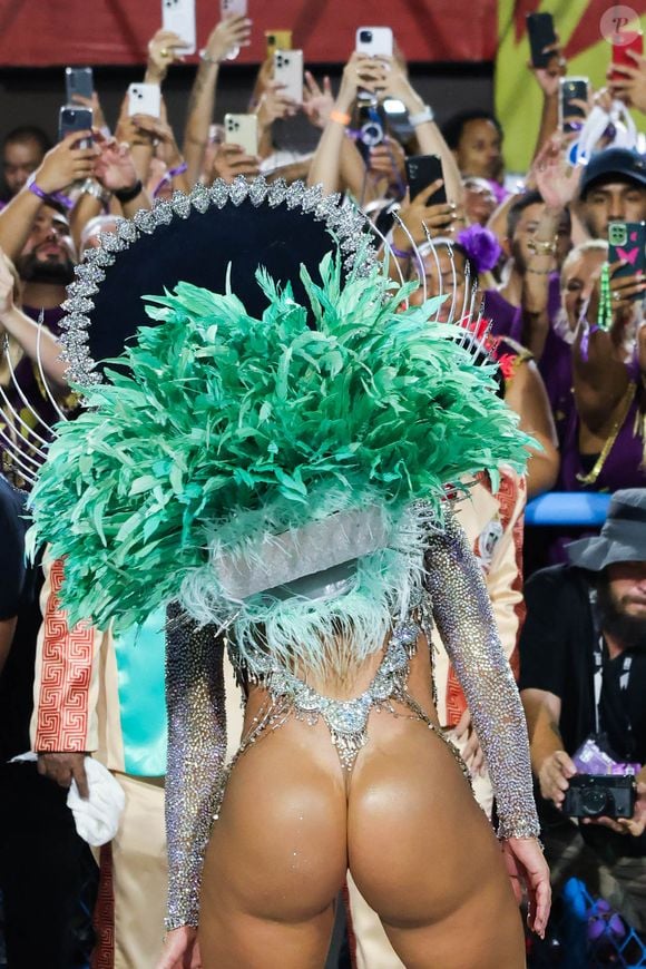 Bumbum de Paolla Oliveira roubou a cena em fotos do desfile da Grande Rio