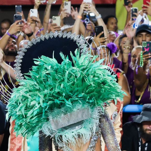 Bumbum de Paolla Oliveira roubou a cena em fotos do desfile da Grande Rio
