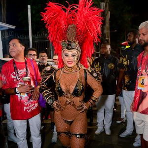 Viviane Araújo foi fantasiada de 'Gladiadora' e ganhou elogios pelo look temático, que contou com uma sandália característica e o tradicional chapéu com plumas