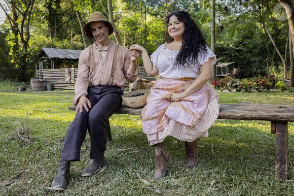 Em 'Êta Mundo Melhor!', Maria Divina (Castorine) vai trabalhar no sítio, e decide ficar no local por Zé dos Porcos.