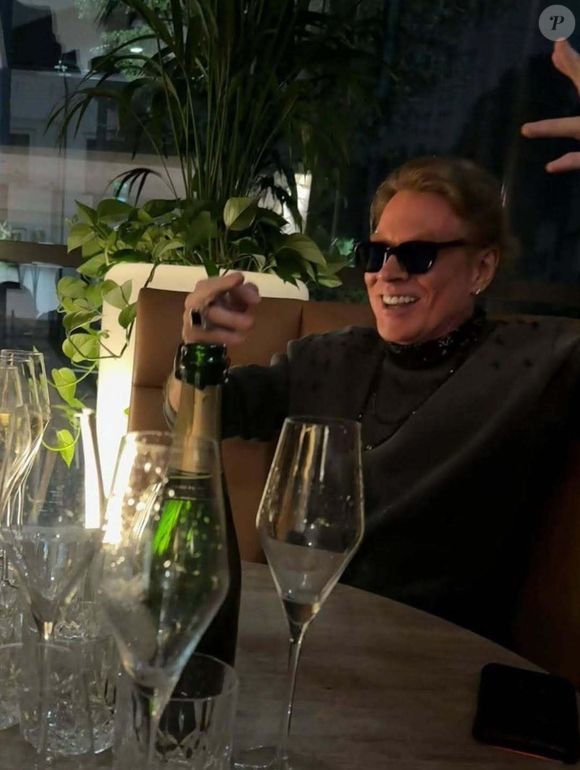 Embora não tenha perfis nas redes sociais, Axl Rose surge em publicações constantes de fã-clubes
