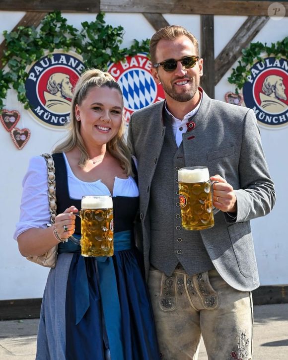 Maior artilheiro da história da Inglaterra, Harry Kane divide a vida com Katie Goodland, ex-colega de escola que acompanha sua trajetória desde a adolescência