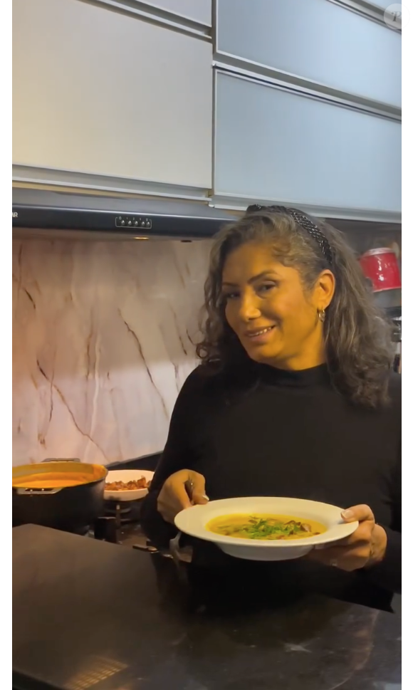 "Essa sopa cremosa de abóbora mudou a minha história no MasterChef. Foi com ela que conquistei meu primeiro pin, emocionei o chef Fogaça e ouvi do chef Jacquin que ela representa a perfeição da comida de família", escreveu Aline nas redes sociais