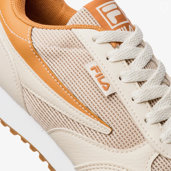 Quem procura um tênis confortável e fácil de combinar pode apostar no Fila Renno Classic, modelo que reúne estilo casual e detalhes inspirados na estética esportiva retrô