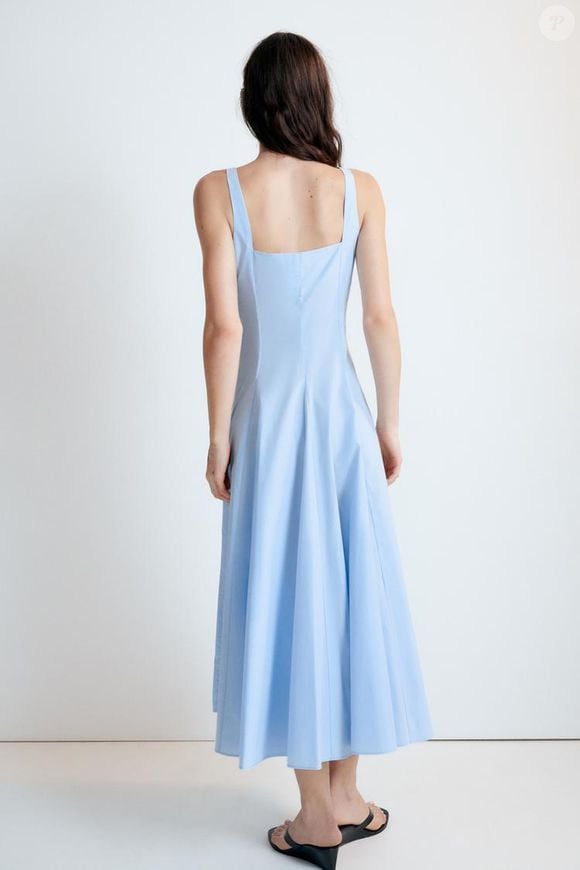 Com modelagem feminina e acabamento em godês, o Vestido de Popelina com Godês, da Zara, é uma opção elegante para quem deseja unir conforto e sofisticação nos looks do dia a dia