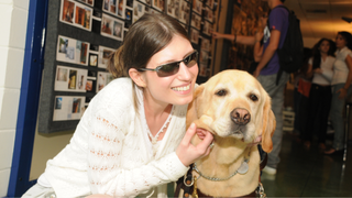 ‘Os maus-tratos vinham mais...': ex-Globo, atriz deficiente visual expõe preconceito em bastidor de novela e situação absurda vivida por seu cão-guia