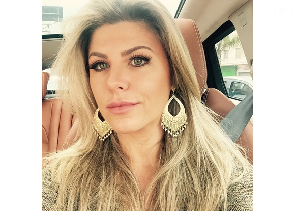 Na época, o resultado da lipo de papada de Íris Stefanelli foi muito elogiado na web