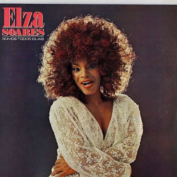 Elza Soares já era puro impacto visual nos anos 80, combinando cabelos volumosos, rendas, brilho e uma personalidade impossível de ignorar