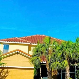 A casa de Rick Sollo nos Estados Unidos segue o estilo tradicional das construções norte-americanas, com fachada sem muros, jardim bem cuidado e ambientes espaçosos. O imóvel foi adquirido pelo sertanejo e a esposa, Geralda Carvalho, em novembro de 2025