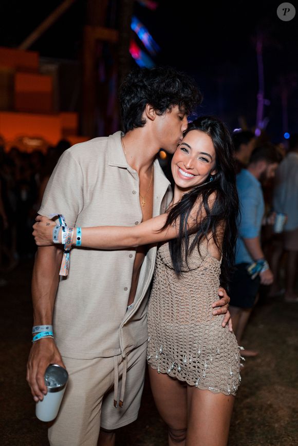 O crochê apareceu em diferentes looks de Vanessa Lopes; nesta foto, a ex-BBB usa vestido míni bege com a trend