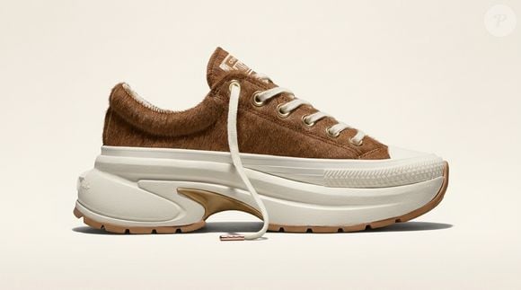 Com pelo de pônei, plataforma de 45 mm e marrom inspirado em chocolate quente de avelã, o tênis da Converse aposta em conforto e sofisticação para o inverno