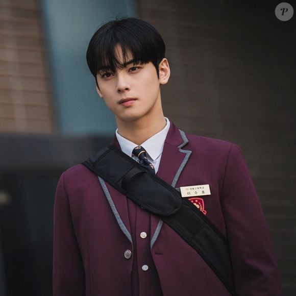 Cha Eun-woo vive Lee Su-ho em Beleza Verdadeira. Apesar de tímido e reservado, o jovem conquista com sua beleza e empatia