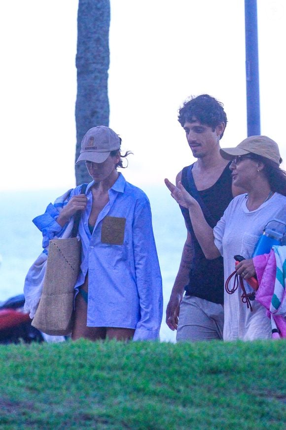 Bruna Marquezine foi fotografada deixando a praia em clima descontraído ao lado do grupo de amigos