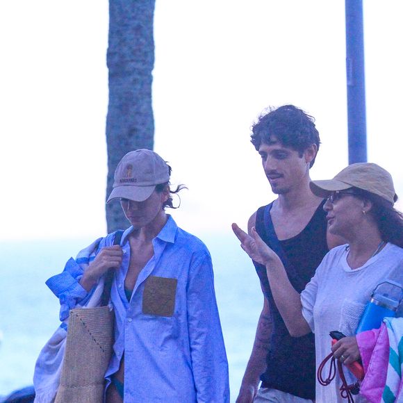 Bruna Marquezine foi fotografada deixando a praia em clima descontraído ao lado do grupo de amigos