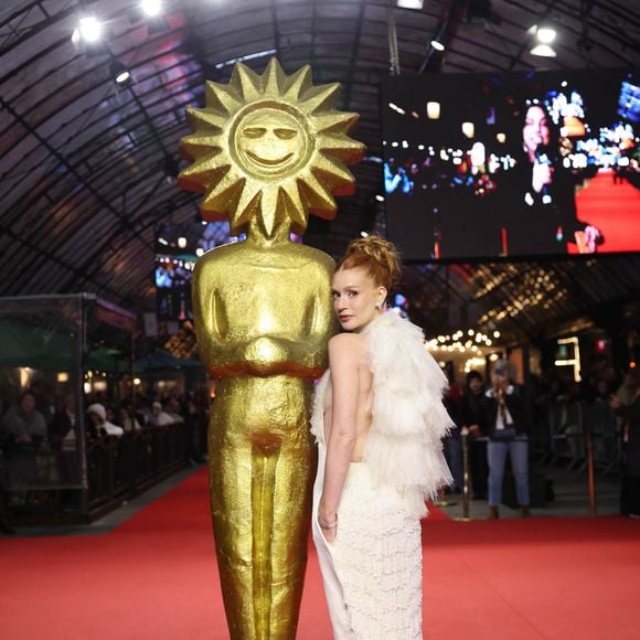 Marina Ruy Barbosa cruza o tapete vermelho do Festival de Cinema de Gramado com vestido de festa off-white
