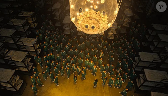 Assim como na trama sul-coreana, o dinheiro visível surge como motor de decisões, pressão emocional e estímulo constante à competição