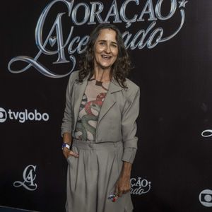Dona Leocádia Ribeiro (Cida Mendes) - Mora com a prima Rosalva (Luciana Souza) numa casinha às margens do rio Caturama, ao lado de Nora (Virgínia Rosa). As primas cultivam em pequena escala um algodão nativo e tecem peças que vendem.