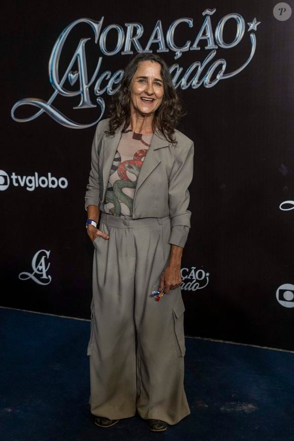 Dona Leocádia Ribeiro (Cida Mendes) - Mora com a prima Rosalva (Luciana Souza) numa casinha às margens do rio Caturama, ao lado de Nora (Virgínia Rosa). As primas cultivam em pequena escala um algodão nativo e tecem peças que vendem.