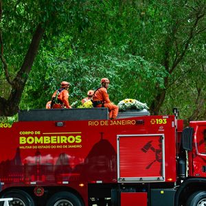 Corpo de Preta Gil chegou no carro do Corpo de Bombeiros, no Cemitério e Crematório da Penitência, nesta sexta-feira (25 de julho de 2025).