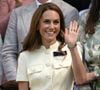 O dedo anelar da mão esquerda da princesa chamou atenção dos fotógrafos e dos fãs da realeza. Ali, estavam: a aliança de casamento, feita em ouro galês; um anel eternity de diamantes, presente de William após o nascimento do príncipe George, em 2013; o novo anel eternity de safiras e diamantes da Cartier, revelado no ano anterior; e o anel de noivado de 12 quilates, com safira ceylon em lapidação oval, herdado de Lady Di e avaliado em até 400 mil libras, segundo a Antique Jewellery Company