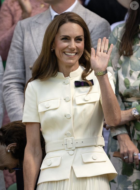 O dedo anelar da mão esquerda da princesa chamou atenção dos fotógrafos e dos fãs da realeza. Ali, estavam: a aliança de casamento, feita em ouro galês; um anel eternity de diamantes, presente de William após o nascimento do príncipe George, em 2013; o novo anel eternity de safiras e diamantes da Cartier, revelado no ano anterior; e o anel de noivado de 12 quilates, com safira ceylon em lapidação oval, herdado de Lady Di e avaliado em até 400 mil libras, segundo a Antique Jewellery Company