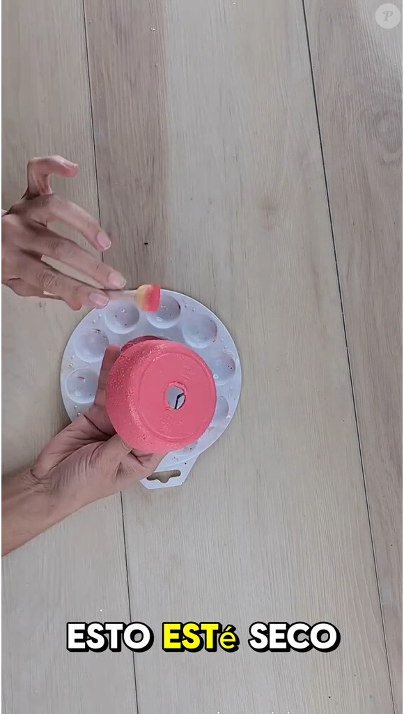 Assim que o fundo estiver pronto, recorte a sua parte favorita do guardanapo decorativo. O próximo passo é colá-la na base que criamos, usando um pouco de cola misturada com água