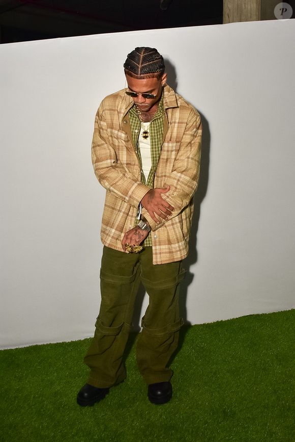 The Town 2025: super estiloso, MC Cabelinho apostou em tons de verde e bege em seu look xadrez