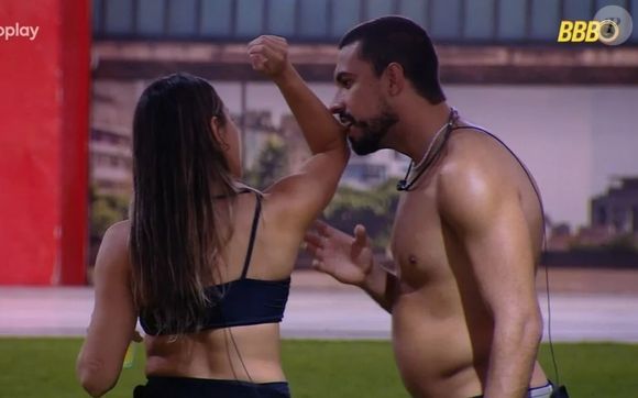 Maike ainda causou polêmica ao morder e puxar o cabelo de Renata na última festa do reality show
