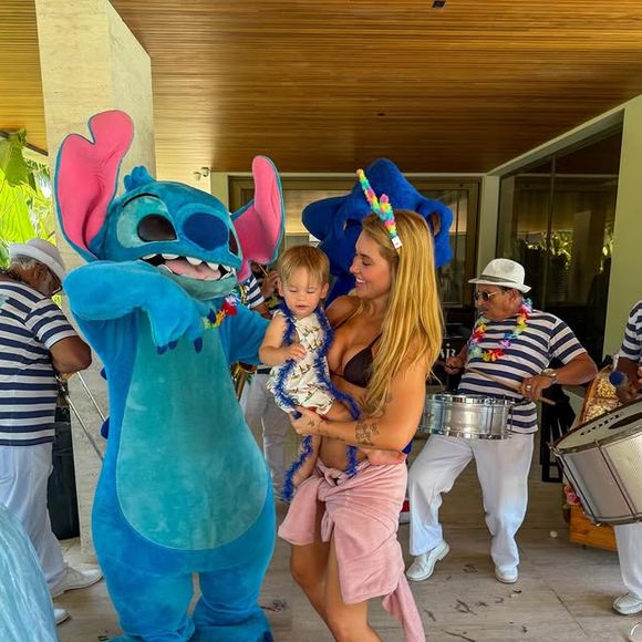 Virgínia mostrou os filhos se divertindo e agradeceu ao namorado, Vini Jr.