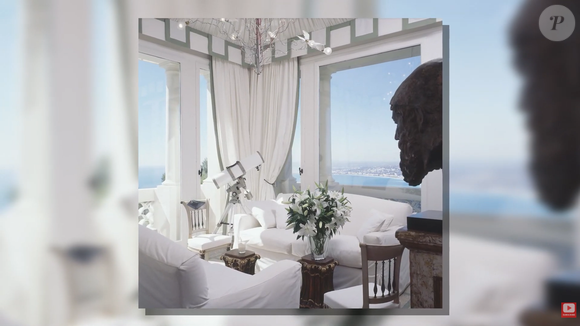 De acordo com informações da House & Garden, até a sala de jantar revela o luxo da casa: as cadeiras têm oito capas diferentes para combinar com os 14 conjuntos de porcelana da residência