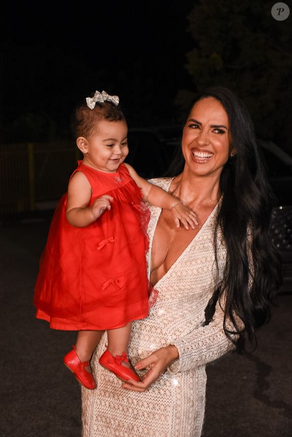 Vestido vermelho para crianças: filha de Zezé Di Camargo e Graciele Lacerda, Clara escolheu essa roupa para gravação de especial de Natal do pai