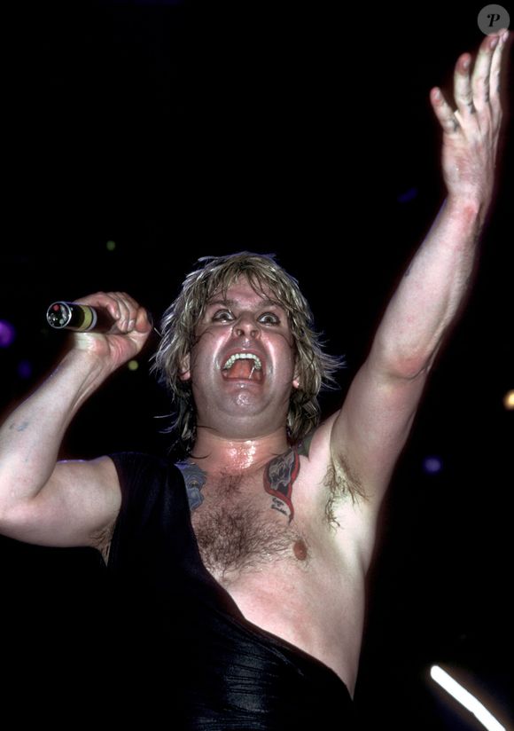 No palco, Ozzy Osbourne entregava tudo de si com performances cheias de energia