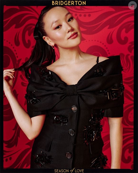 Yerin Ha aplica um hidratante leve à base de leite no rosto