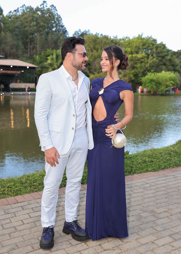 Se for daquelas que gosta (mesmo!) de ousar, uma abertura na região do abdômen pode fazer toda a diferença. O tom escuro do vestido não 'apaga' em nada a sensualidade e elegância da convidada na foto acima, por exemplo!