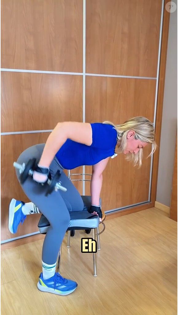 Alexandra Carrasco ensina como fazer a remada com halteres