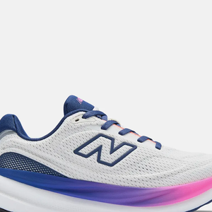 O New Balance 1080v15 usado por Fátima Bernardes durante caminhada na orla carioca chamou atenção pela proposta que combina conforto, amortecimento e visual moderno