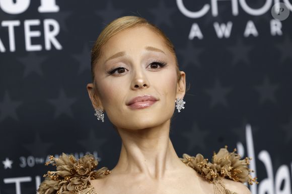 Ela chegou para brilhar! Ariana Grande combina talento e estilo no Critics' Choice Awards com Dior