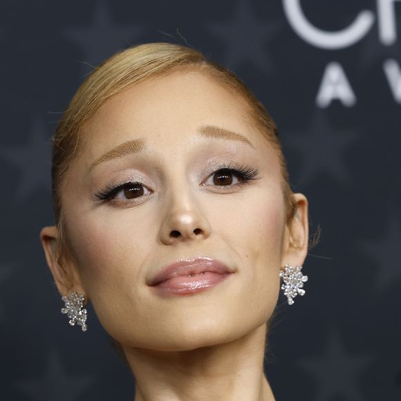 Ela chegou para brilhar! Ariana Grande combina talento e estilo no Critics' Choice Awards com Dior