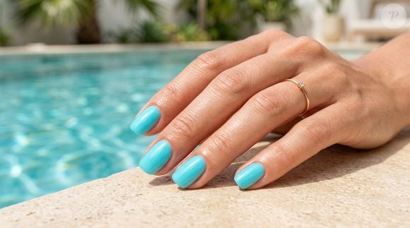 Delicado e vibrante na medida certa, o azul-água é uma das apostas para deixar a manicure de primavera mais leve. A cor combina com unhas curtas e traz um toque moderno às mãos