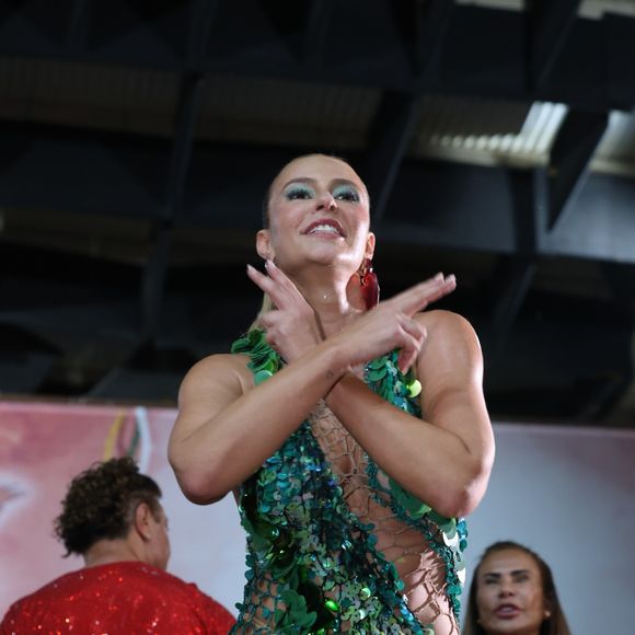 Paolla Oliveira é Rainha de Bateria da Grande Rio.