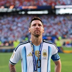 Em seu texto, Jeremy criticou o fato de Messi ter acusado Cucurella de ter tapado a boca para falar com ele, querendo cavar uma expulsão