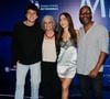 Mel Maia posa com parte do elenco e equipe técnica do filme 'Medley'
