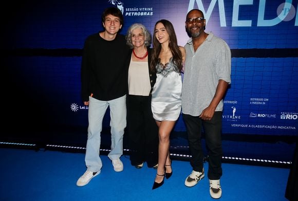 Mel Maia posa com parte do elenco e equipe técnica do filme 'Medley'