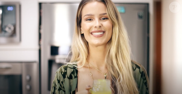 Para o leite dourado, aqueça 500 ml de leite vegetal em uma panela, adicione 2 colheres de chá de cúrcuma em pó, uma pitada de pimenta do reino moída, uma pitada de canela e especiarias à gosto