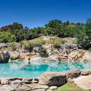 Diárias de R$ 35 mil! O casal está hospedado em uma vila privativa de 283m², com piscina, lareira e suítes luxuosas.