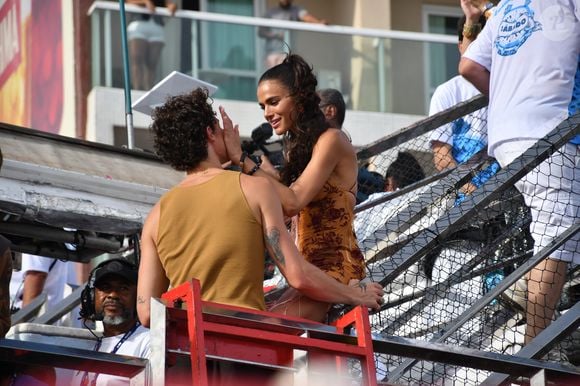 Bruna Marquezine repetiu refrão picante de música para o namorado, Shawn Mendes, no sábado de Carnaval em Salvador: depois, casal não foi visto mais em público durante a folia